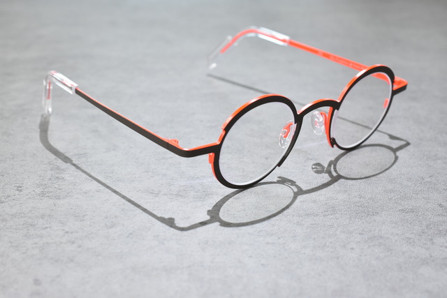 個性的なラウンドスタイル theo「Frequency」 : 郡山市 眼鏡専門店