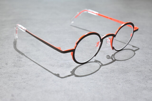 個性的なラウンドスタイル theo「Frequency」 : 郡山市 眼鏡専門店