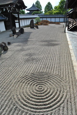 東福寺 開山堂 普門院前の庭園の市松模様の枯山水は どうやって描いているのですか お気に入り 東福寺 開山堂 普門院前の庭園の市松模様の枯山水は どうやって描いているのですか お気に入り