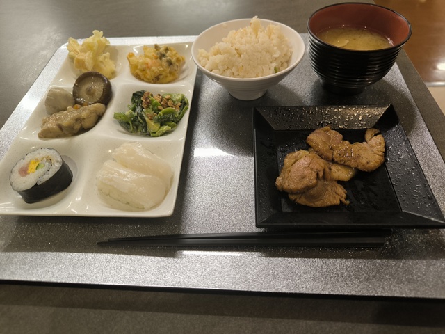 【速報】朝食ビュッフェワイ、残りの時間で必死に腹を空かせる作戦へ（※画像あり）