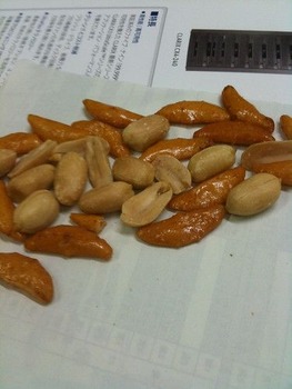 「柿の種」ピーナッツを増やせ派と柿の種を増やせ派に分かれてしまう