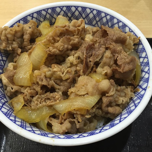牛丼をスプーンで食うやつｗｗｗ
