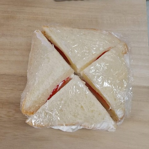 いちごたっぷりフルーツサンド (3)