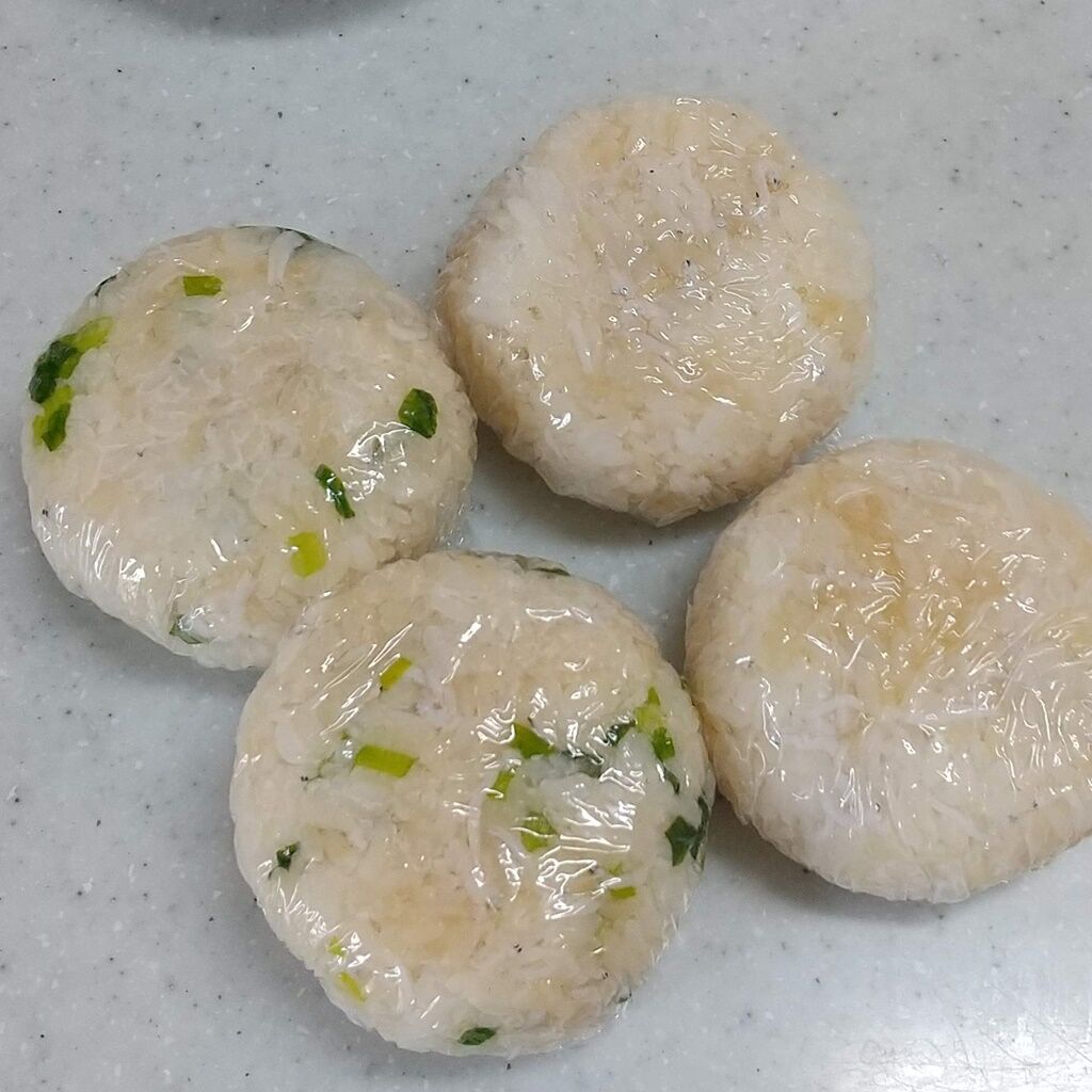 朝ごはんにトースターで作る 釜揚げしらす入り焼きおにぎり 味付けはヒガシマルの牡蠣だし醤油と柚子味噌 Syuntaroの 食の荒野を彷徨う