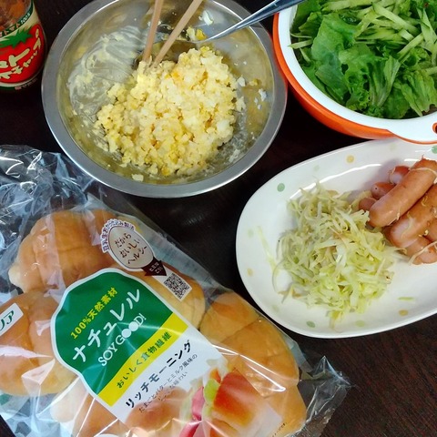 たまごとソーセージのバターロールサンド