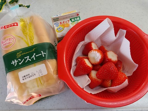 いちごたっぷりフルーツサンド (4)