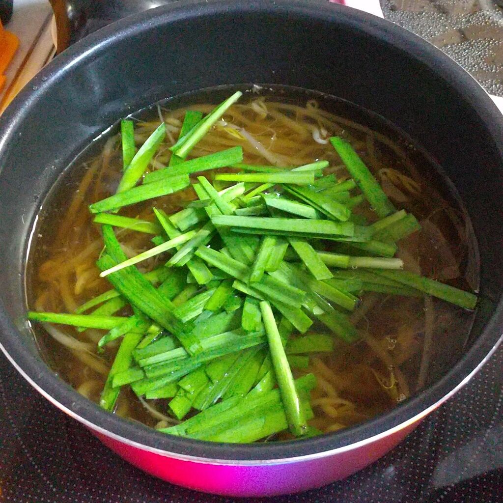 簡単 スープ にらともやしの中華スープ 大分にら おおいたクッキングアンバサダー Syuntaroの 食の荒野を彷徨う 簡単 スープ にらともやしの中華スープ 大分にら おおいたクッキングアンバサダー Syuntaroの 食の荒野を彷徨う