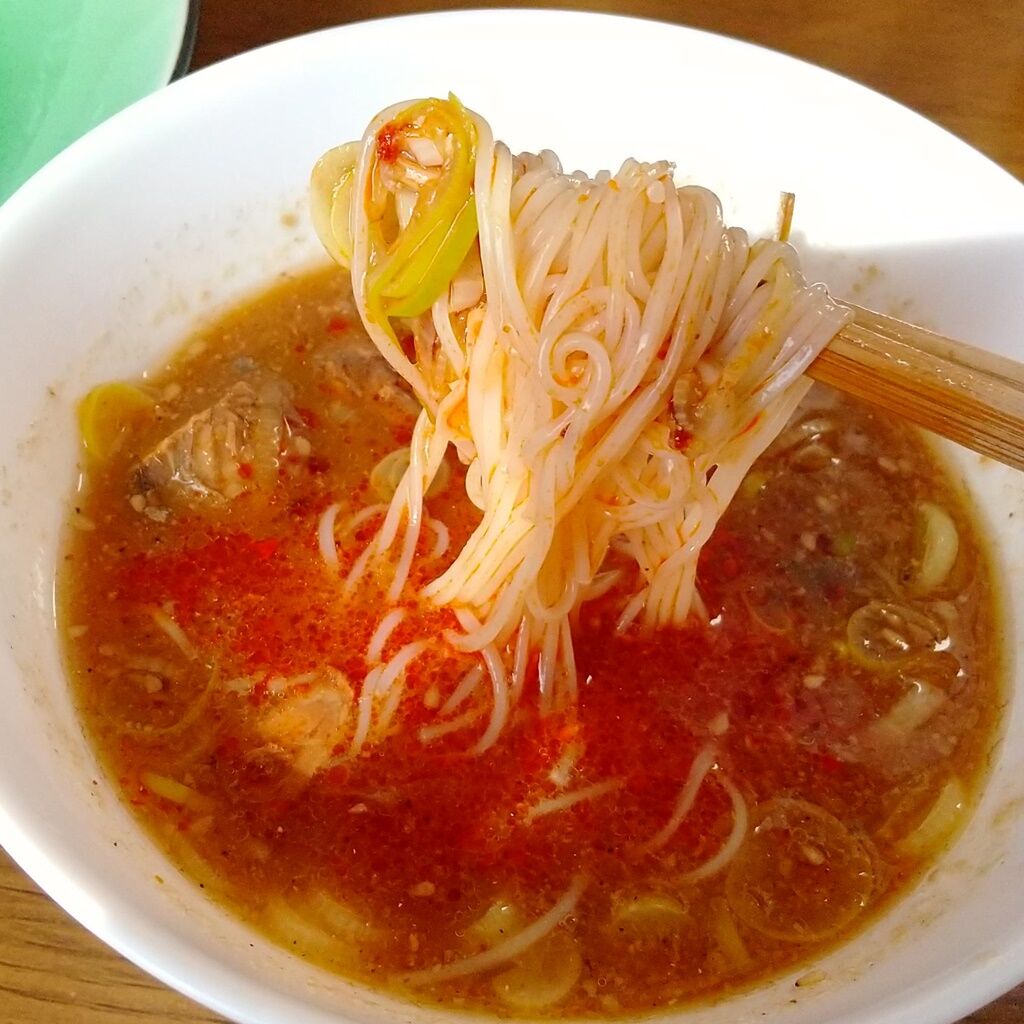 さば缶と素麺で 濃厚魚介つけ麺風 けずり粉 にんにく 生姜で濃厚な味わい Syuntaroの 食の荒野を彷徨う さば缶と素麺で 濃厚魚介つけ麺風 けずり粉 にんにく 生姜で濃厚な味わい Syuntaroの 食の荒野を彷徨う