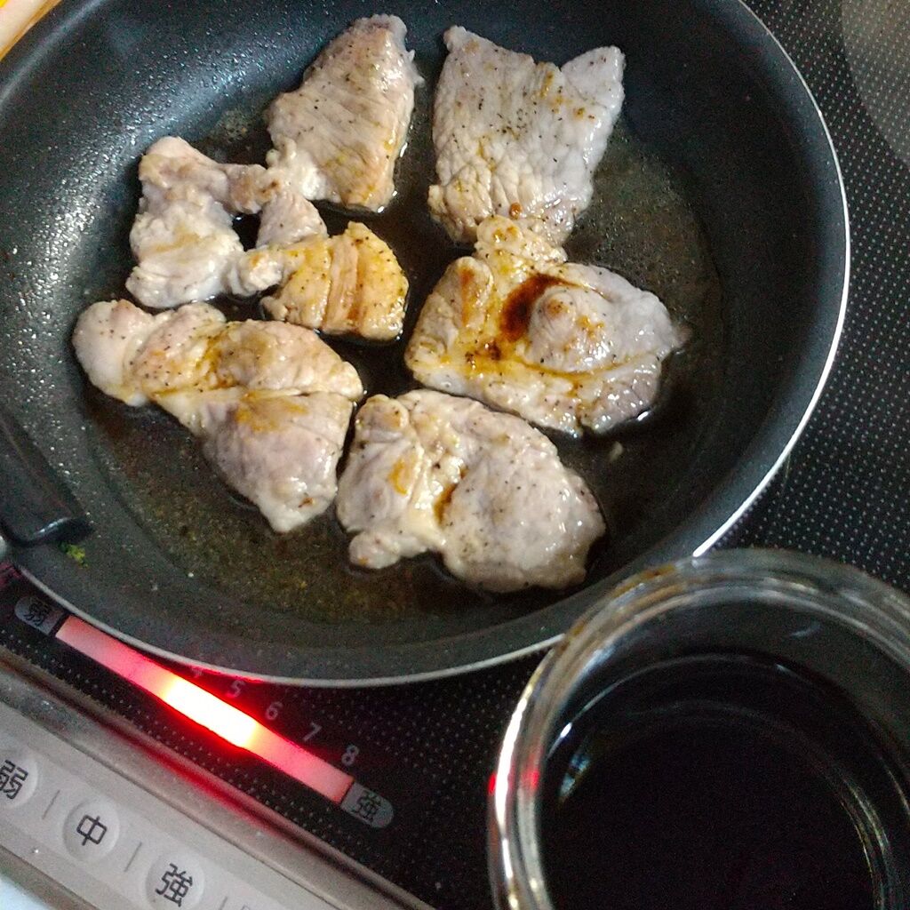 簡単 にんにく醤油 シンプルだけどうまい フライパンで作る焼きとん 串なし 自家製にんにく醤油 豚肩ロース焼肉用 おおいたクッキングアンバサダー Syuntaroの 食の荒野を彷徨う