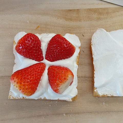 いちごたっぷりフルーツサンド (2)