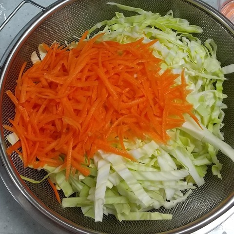 湯通しきゃべつと人参のツナサラダ (2)