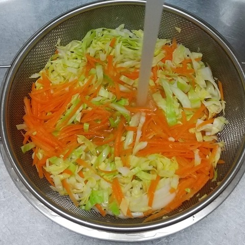 湯通しきゃべつと人参のツナサラダ (3)