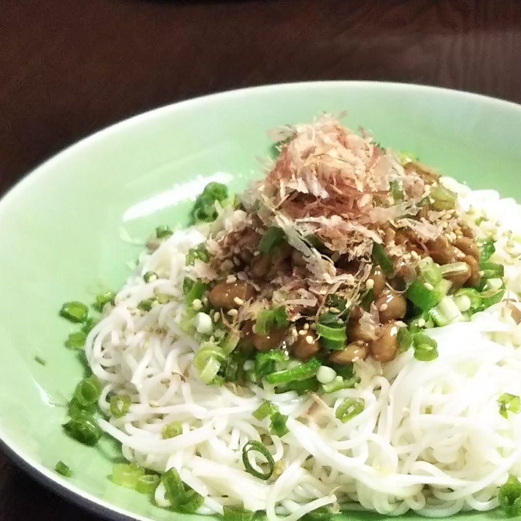 夏野菜 簡単混ぜるだけ 暑い夏に いかが 納豆おくら素麺 Syuntaroの 食の荒野を彷徨う