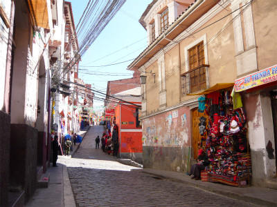 キッチュとダッキーを混ぜ合わせてボリビアに彩りをもたらす建築家