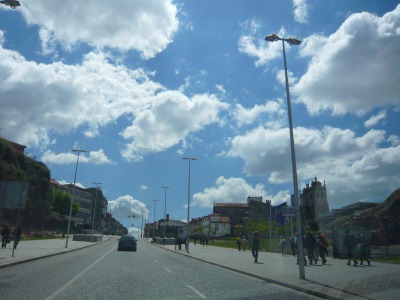 砂の上に建てられたポルトガルの家はビーチとの接触を増やす