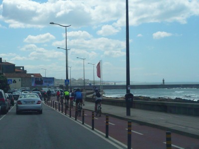 砂の上に建てられたポルトガルの家はビーチとの接触を増やす