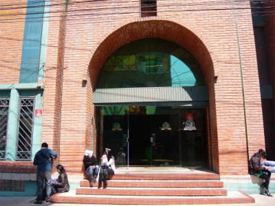 キッチュとダッキーを混ぜ合わせてボリビアに彩りをもたらす建築家