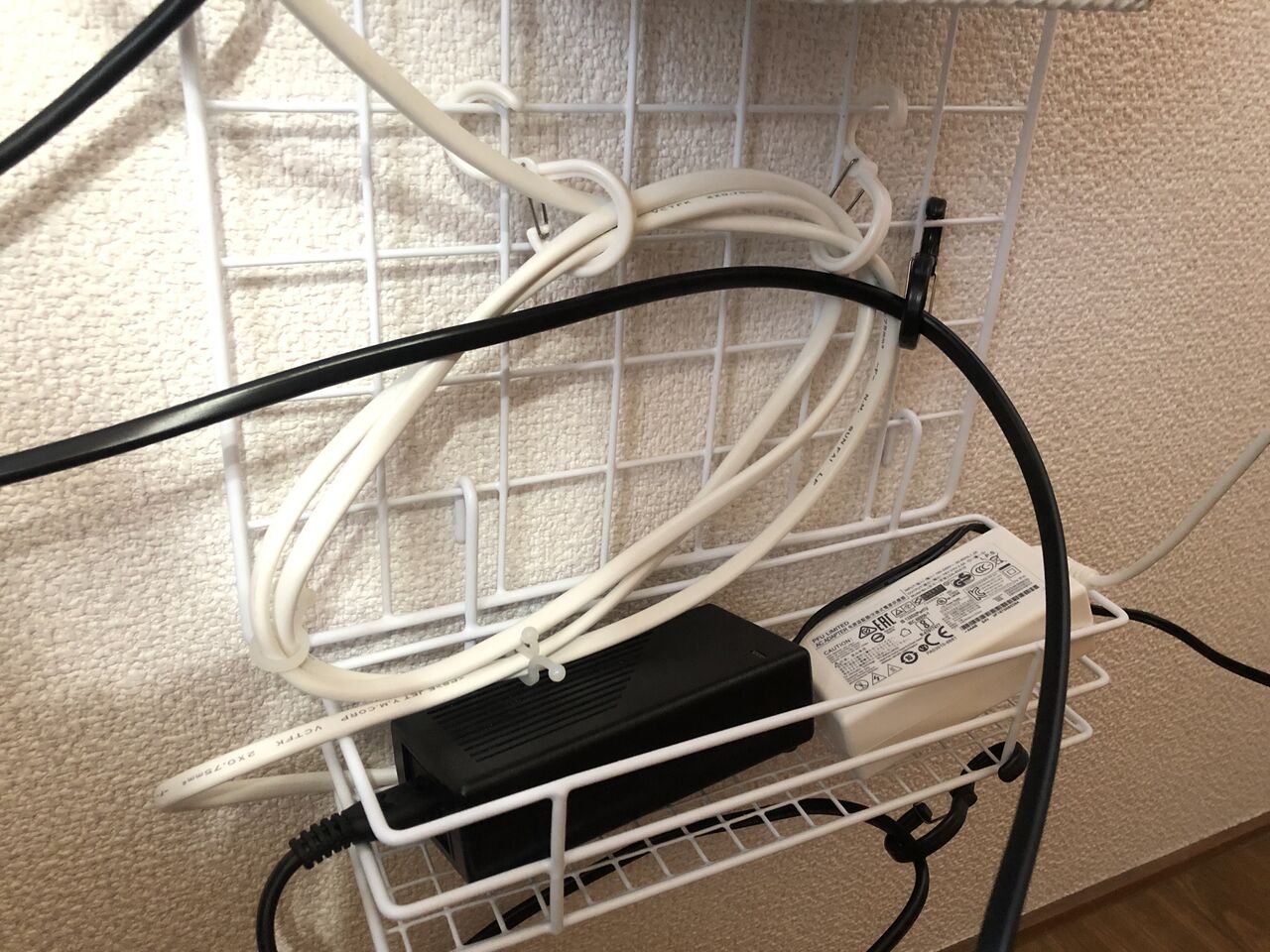 100円ショップのグッズでoa機器配線を整理しよう てぃーふるの未来 100円ショップのグッズでoa機器配線を整理しよう てぃーふるの未来