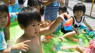 頭から水をかけても平気だよ 立花ひよこ保育園 一時保育