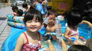 頭から水をかけても平気だよ 立花ひよこ保育園 一時保育