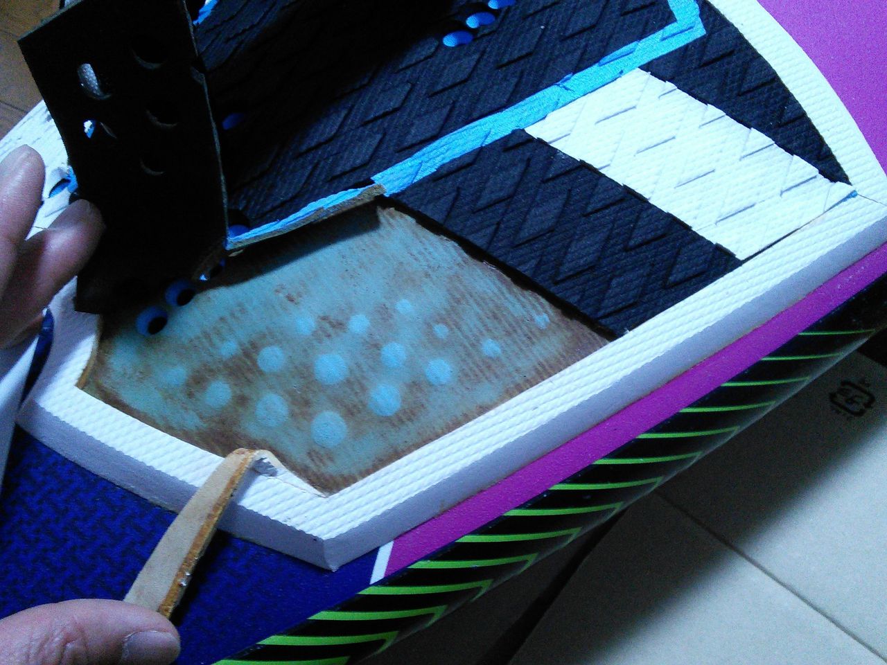 たった400円で剥がれたデッキパッド貼り直した方法を画像付で解説 サーフィンブログ Surf Or Not