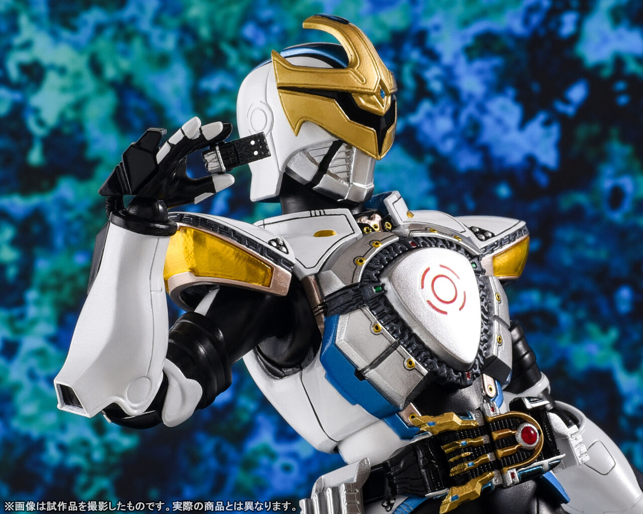 受け継がれる父の音楽 魂ウェブ商店受注中 S H Figuarts 真骨彫製法 仮面ライダーイクサ セーブモード バーストモード 撮り下ろしレビュー Tamashii Nations公式ブログ