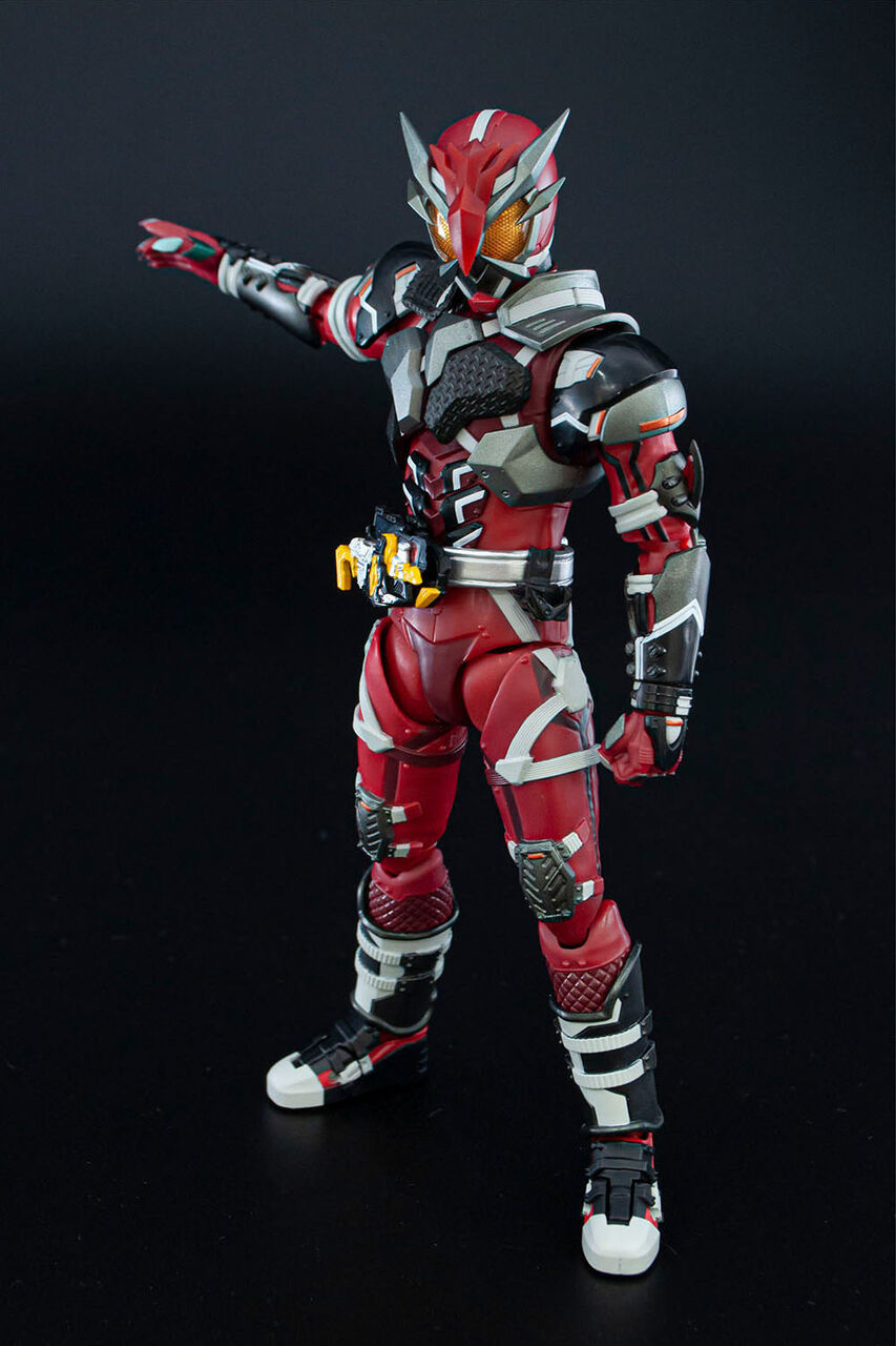 想像を超えての フィギュアーツ 仮面ライダー雷 1つ