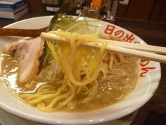 日の出らーめん 麺