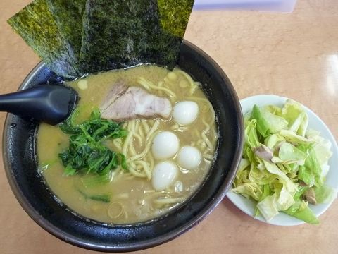 亀家・ラーメン+キャベチャー+うずらのたまご