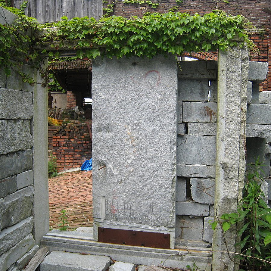 トミヤンの建築雑感:石の扉