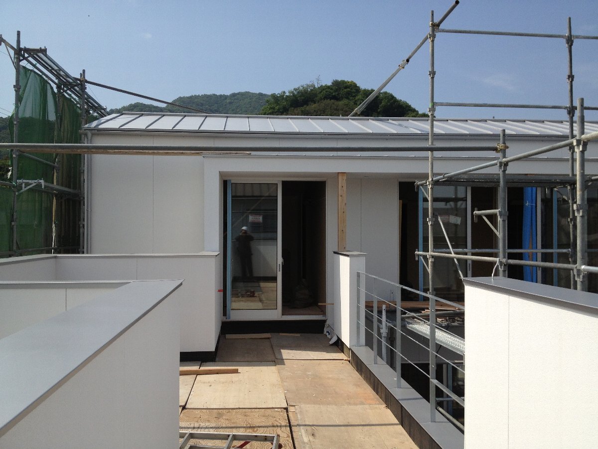 外壁吹付け完了ほか 回遊する家