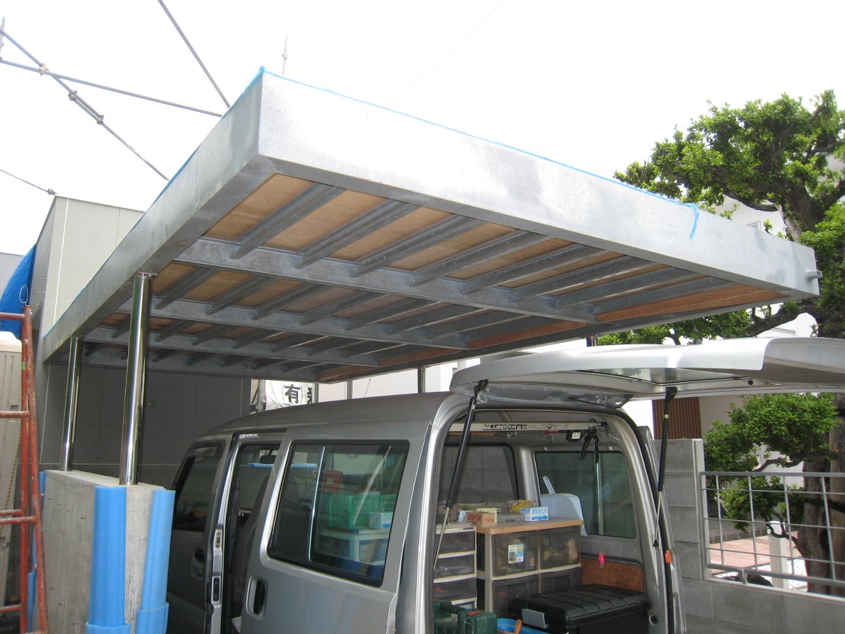 車庫の屋根ほか M House 街中のコートハウス