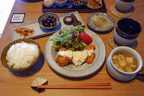 小石原焼のうつわを実際に使ってみて料理を食べたり購入もできる
