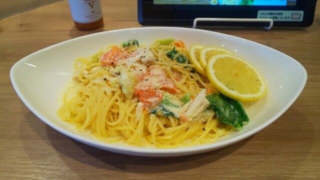 スパゲティ アボカド・鶏ハム・トマトのレモンクリーム 2