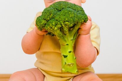 野菜を食べる赤ちゃん