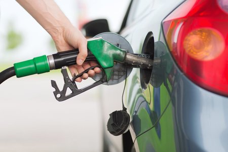 ガソリンスタンドでたまに見かける謎行為 クルマを 揺すって 給油する意味とは ぼっちゃんのブログ