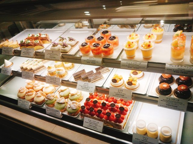 カフェレックコート 京都ホテルオークラでランチの後はケーキも買って帰りましょう いえおやつ 食べるときは食べる