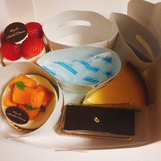 カフェレックコート 京都ホテルオークラでランチの後はケーキも買って帰りましょう いえおやつ 食べるときは食べる