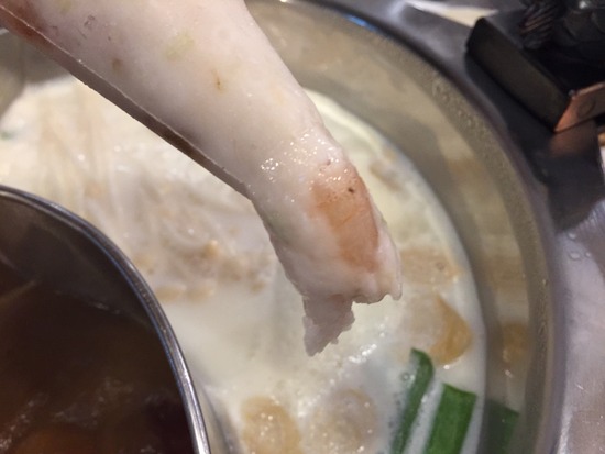 写真17(海老のすり身鍋に入れている所)