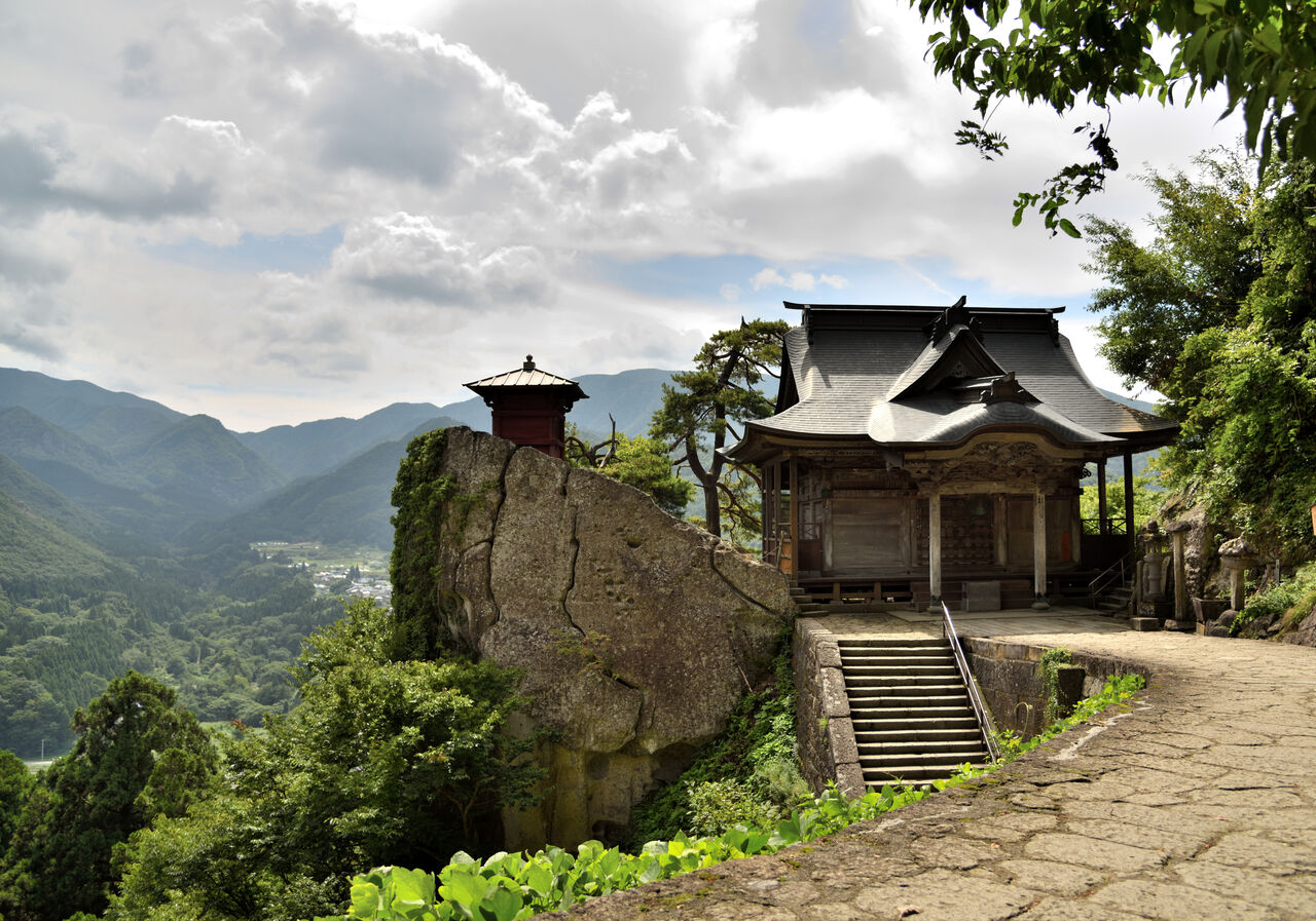 旅と記憶の断片:宝珠山立石寺、秋の入口を歩く