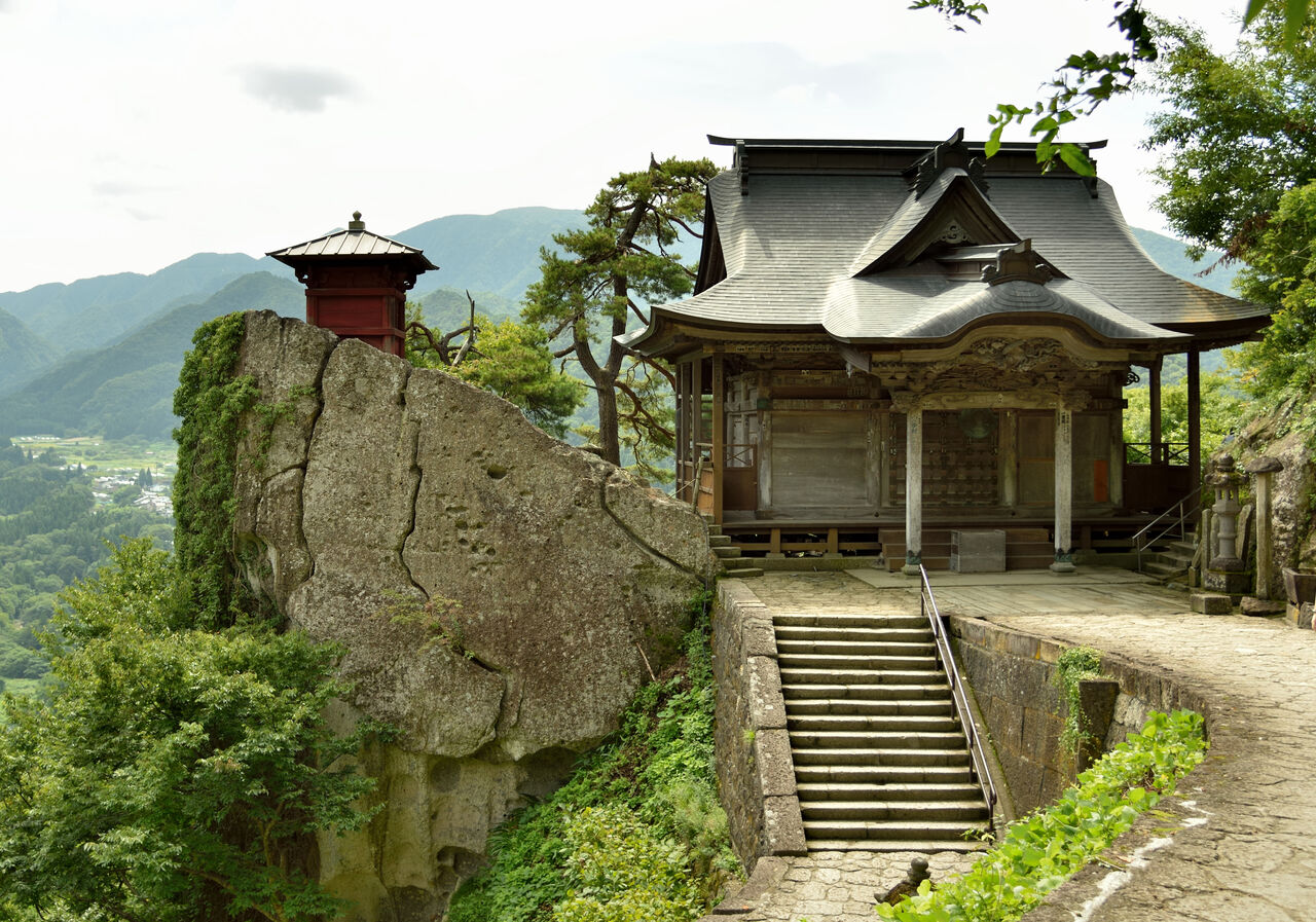旅と記憶の断片:宝珠山立石寺、秋の入口を歩く