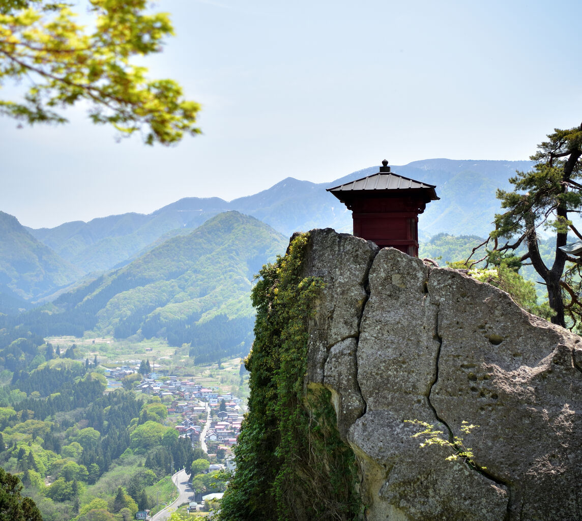 旅と記憶の断片:山寺で感じた初夏の息づかい 緑と岩壁に抱かれるひととき