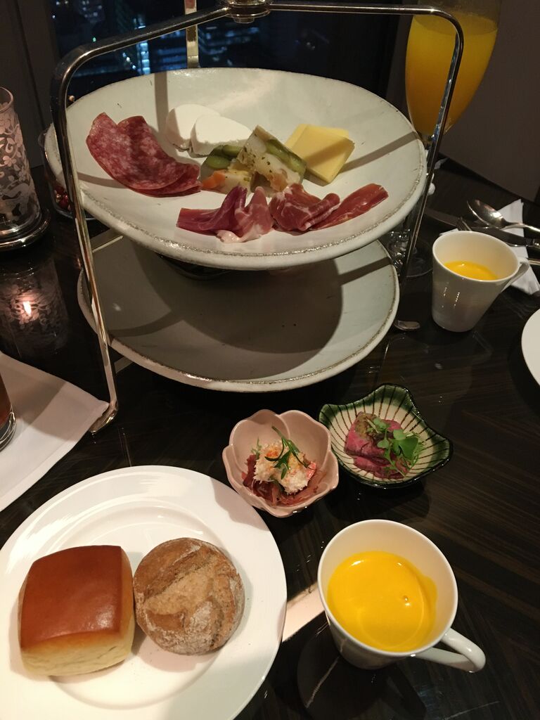 シャングリラホテル東京 ホライゾンクラブラウンジでイブニングカクテル 旅人の木 荻窪 油そば まぜそばの店 店主の日記