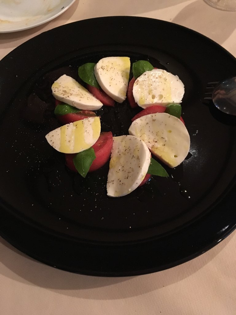 黒い皿にカプレーゼ 料理が映えます 食器と料理の組み合わせ 見え方が違ってくる 食べて旅して 音楽と本 旅ゴコロ 食べゴコロ 旅心 食べ心 黒い皿にカプレーゼ 料理が映えます 食器と料理の組み合わせ 見え方が違ってくる 食べて旅して 音楽と本 旅ゴコロ 食べゴコロ 旅心 食べ心