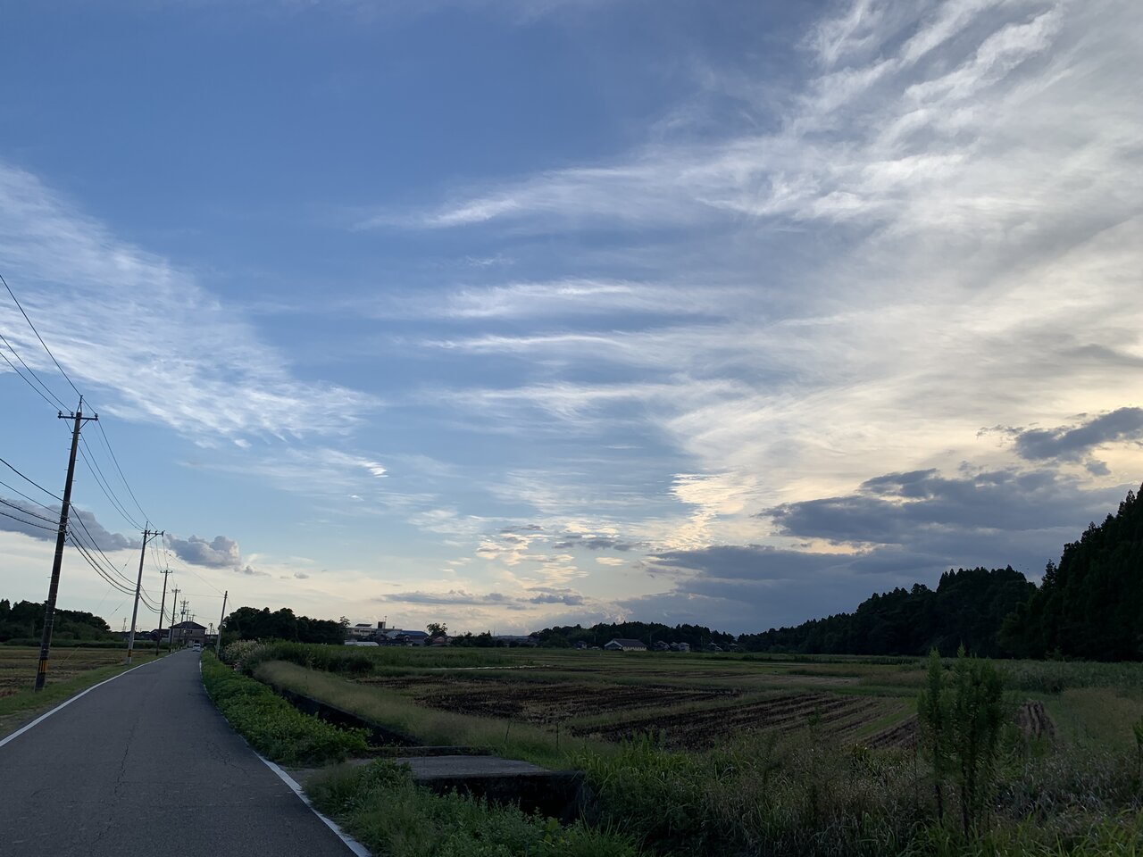 秋の空が果てまで広がる夕方 雲がきれいな模様を織りなして 食べて旅して音楽と本と観葉植物 旅ゴコロ 食べゴコロ 秋の空が果てまで広がる夕方 雲がきれいな模様を織りなして 食べて旅して音楽と本と観葉植物 旅ゴコロ 食べゴコロ