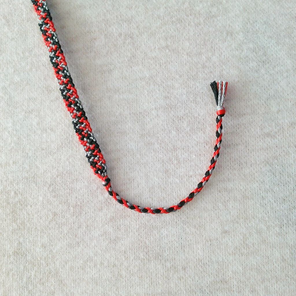 ３色チェック柄ミサンガ Rd Gry Bk ミサンガブログ Yaayaの手作りアクセサリーコレクション