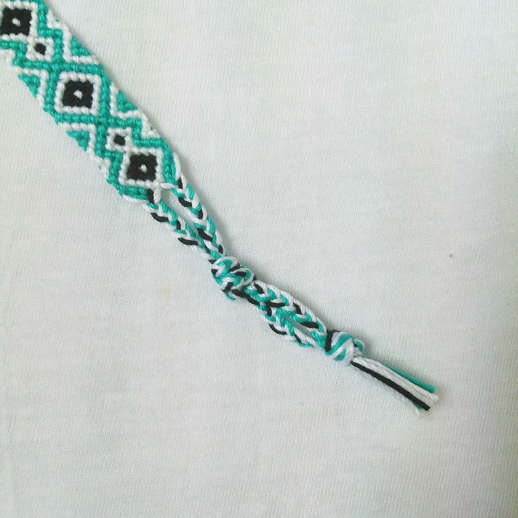 ひし形模様ミサンガ ボタン付き Wh Egr Bk ミサンガブログ Yaayaの手作りアクセサリーコレクション