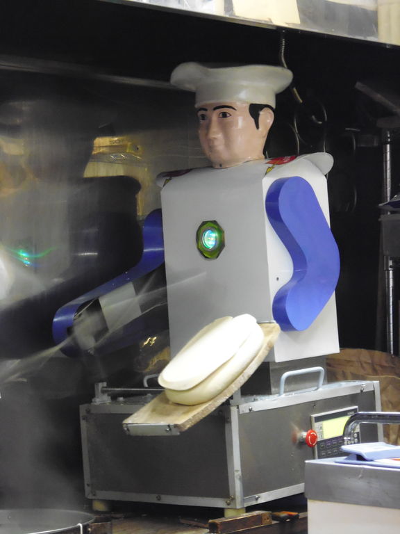 刀削麺ロボットが錦糸町に登場！-刀削麺荘 唐家 : 旅は哲学ソクラテス