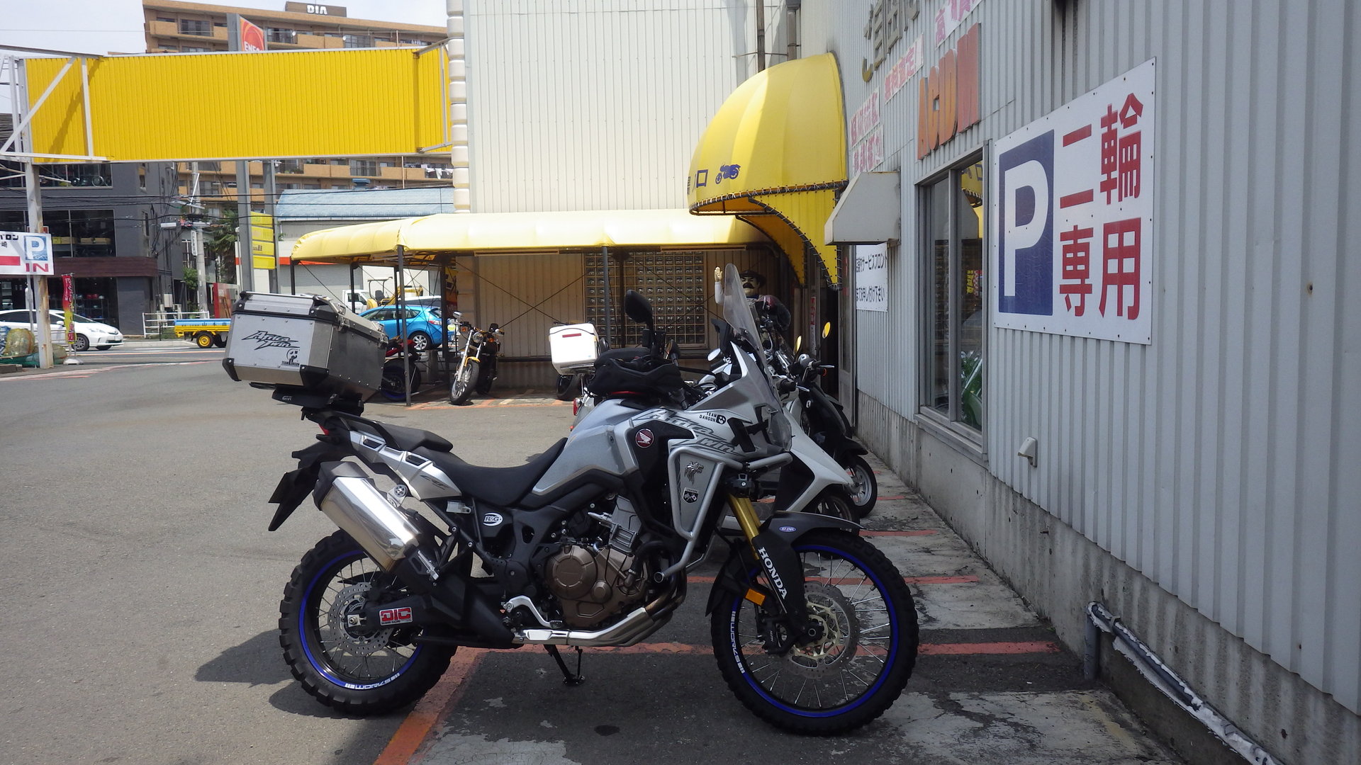 アフリカツインのタイヤ交換 皮むき ブロック 純正 旅好きライダーとアフリカツイン Wr250r クロスカブのツーリング記録 6章 アフリカツインのタイヤ交換 皮むき ブロック 純正 旅好きライダーとアフリカツイン Wr250r クロスカブのツーリング記録 6章