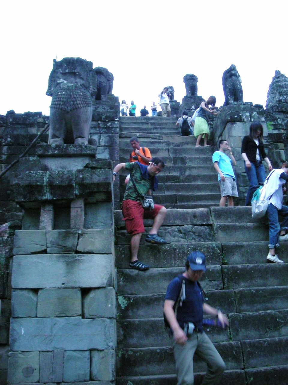 プノンバケンので夕陽鑑賞? : 旅おじさんの旅日記